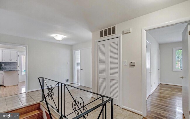 Building Photo - 6615 Lone Oak Dr