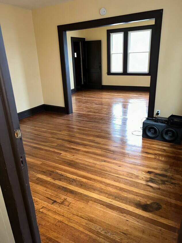 Primary Photo - 1476 Corbin Ave
