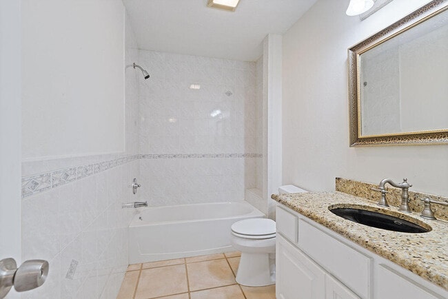 Building Photo - 208 Palm Cir