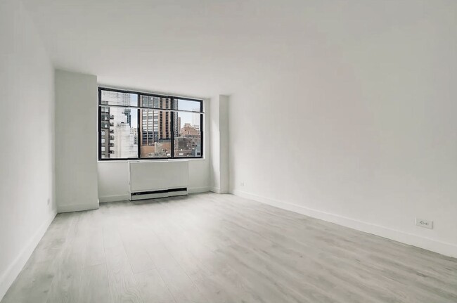 Foto del edificio - 315 W 48th St