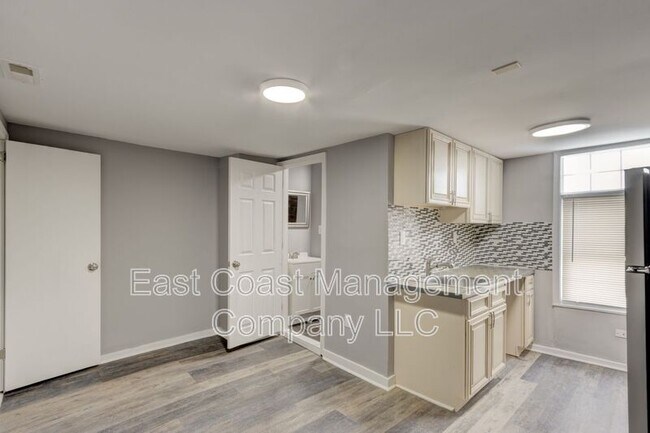 Building Photo - 2425 Barclay St