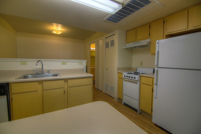 Studio Full Kitchen - Highland Village Apartments