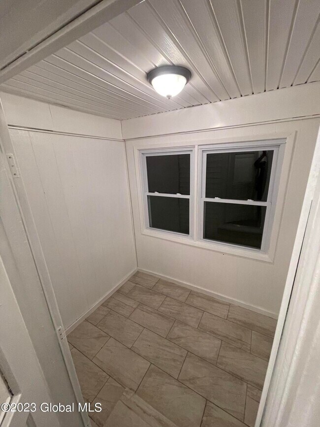 Building Photo - 1007 Strong St