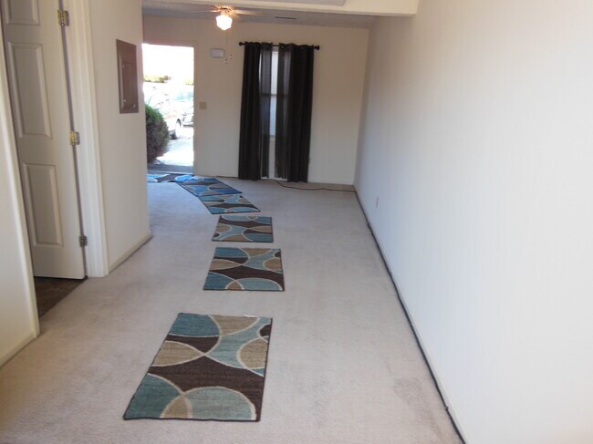 Sala de estar` - 303 McDougal Ave