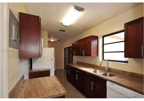 Building Photo - 4644 SW 31st Dr