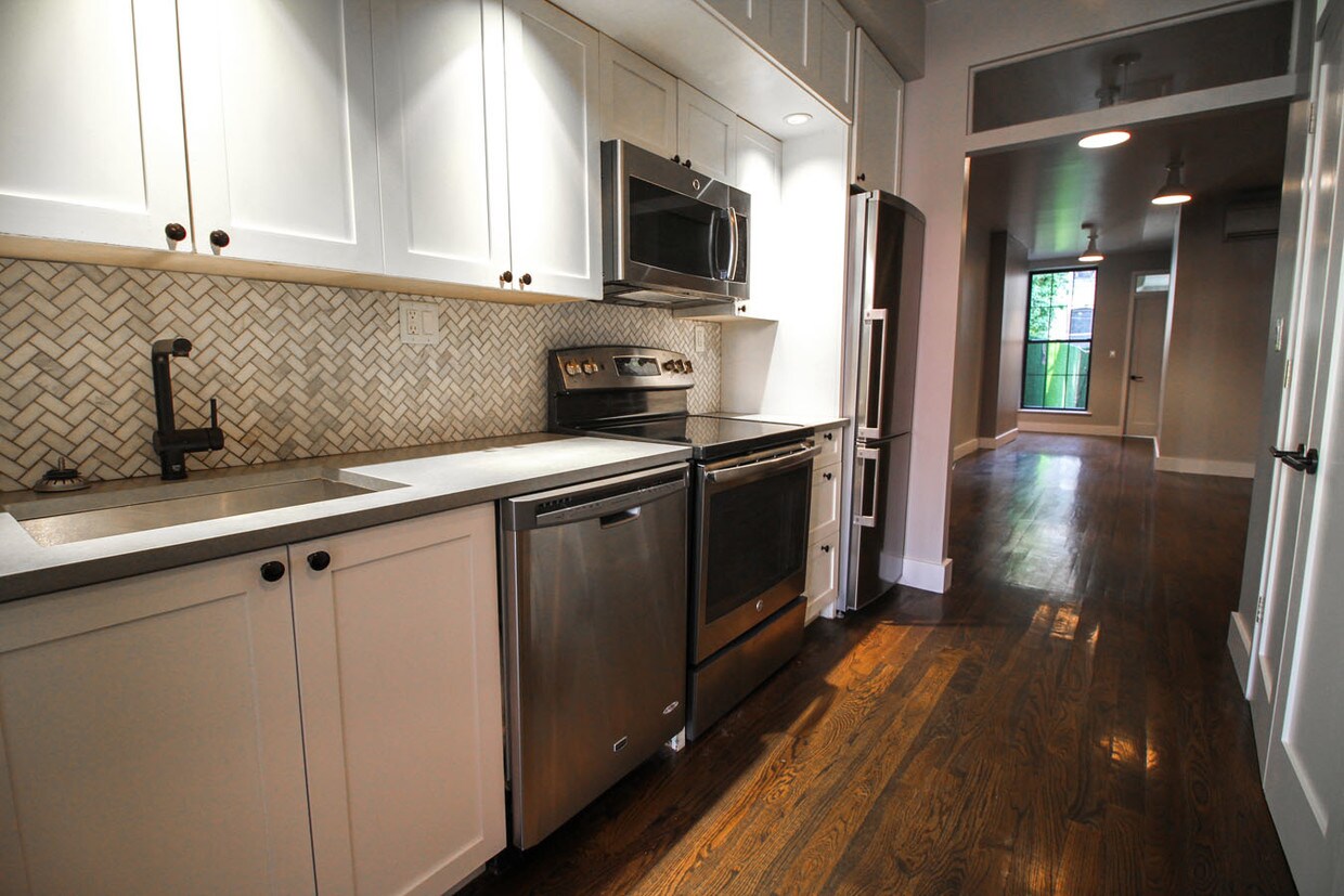 Primary Photo - 456 Bainbridge St