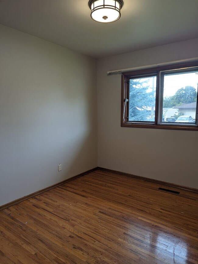 Building Photo - Charming 3 bedroom 1.5 bath Orchards house