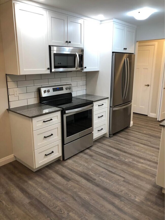 Photo du bâtiment - LIKE NEW! 2 Bedroom Apartment with Parking *  St. Thomas  * Available NOW