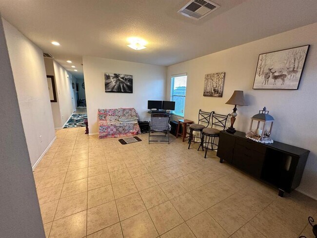 Foto del edificio - 1518 Perennial Ln