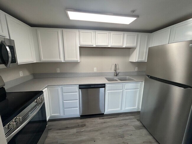 Foto del edificio - Solid surface countertops, stainless steel...