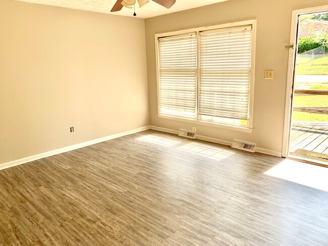 Building Photo - 3651 Niagara Dr