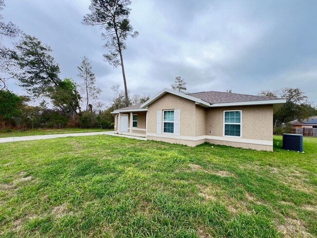 Building Photo - $300 OFF A MONTHS OF RENT! Beautiful 3 Bedroom, 2 Bathroom Home in Ocala!!
