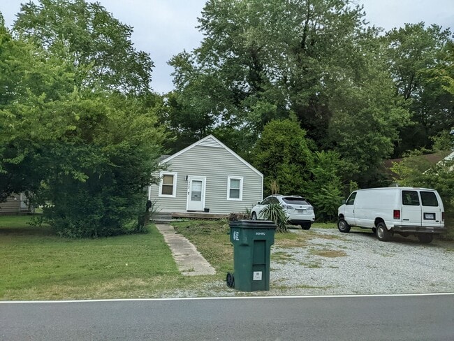 Photo - Charming 2 Bedroom with Large Backyard in ... House