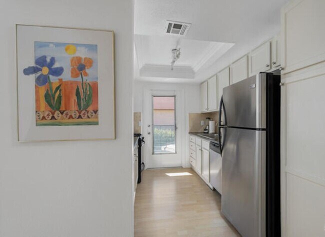 Building Photo - 400 N Sunrise Way