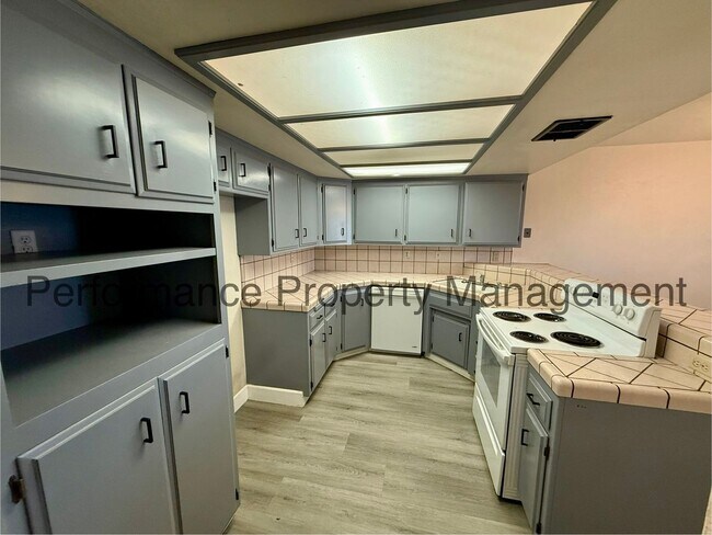 Building Photo - 239 W China Grade Loop