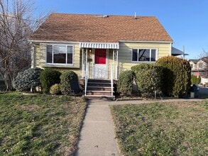 Building Photo - 21 Bellport Pl