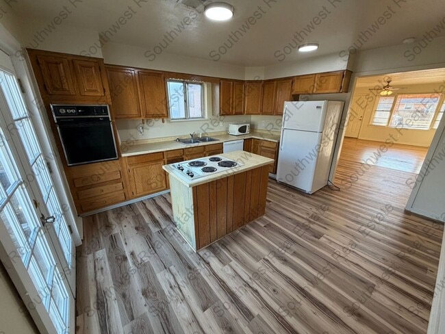 Foto del edificio - Beautiful- 3 Bedroom 1 bathroom Freshly Painted!