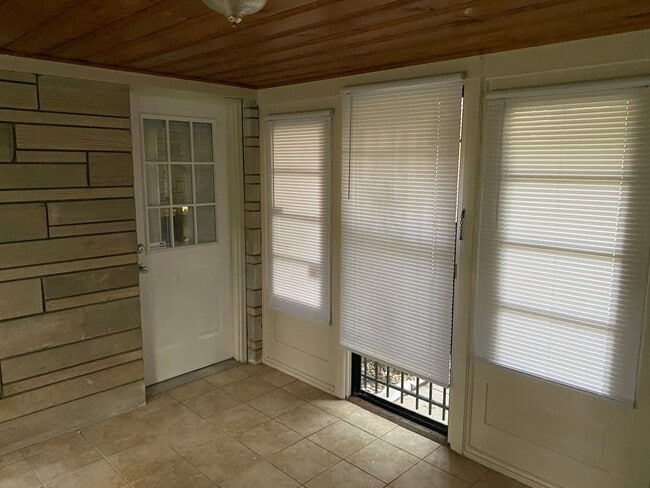 Building Photo - Gorgeous 2 bedroom1 bathoom mid-centutry r...