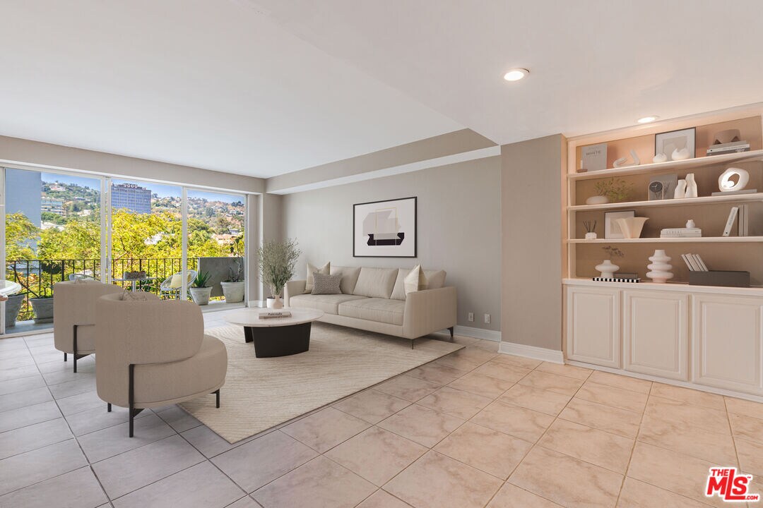 Foto principal - 818 N Doheny Dr