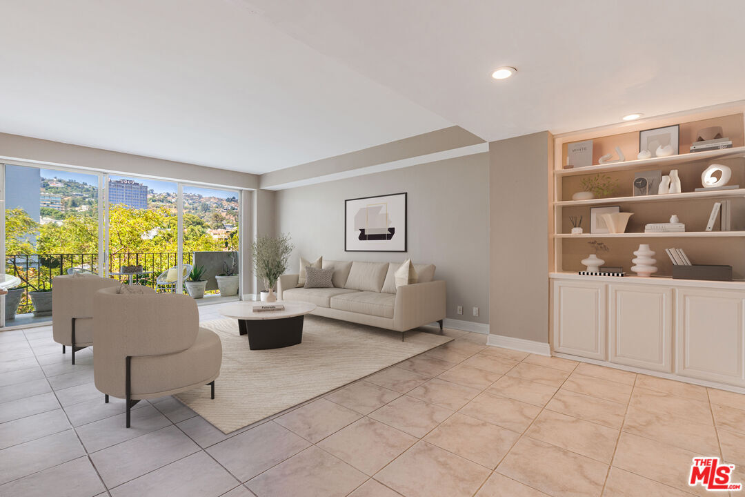 Primary Photo - 818 N Doheny Dr