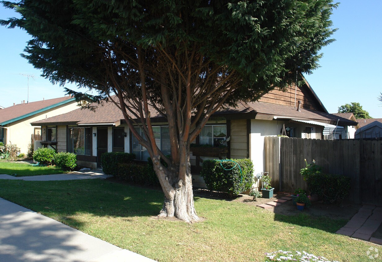 Building Photo - 8842-8844 N Bank Dr