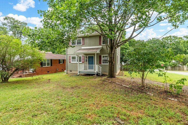 Foto del edificio - 3BR Home with Large Backyard in Carrboro!