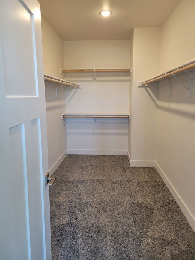 Building Photo - 3 Bed 2.5 Bath with double attached garage in Belgrade