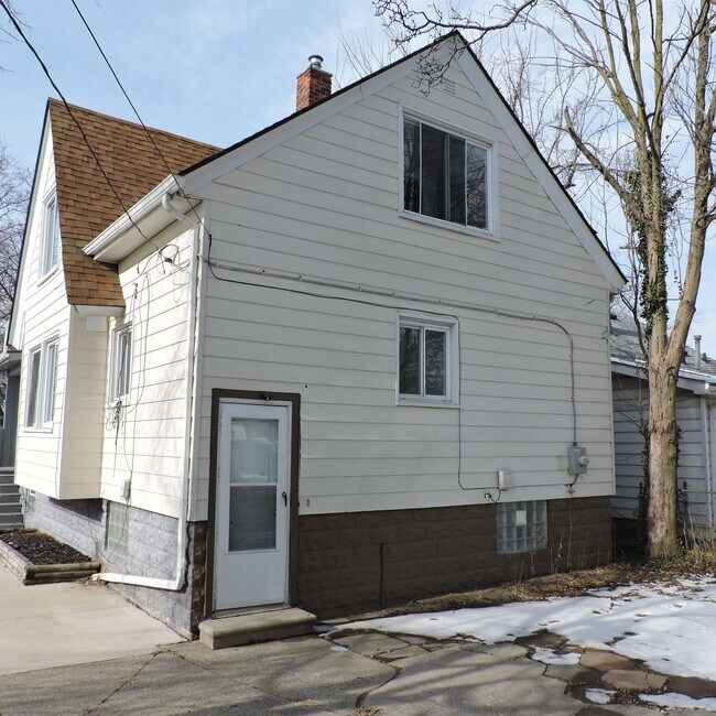 Building Photo - 22736 Cushing Ave