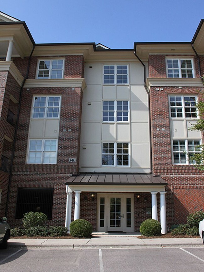 Building Photo - Absolutely Lovely North Hills Condo