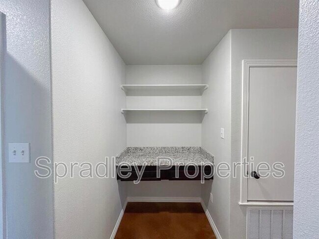 Building Photo - 206A Juniper Dr