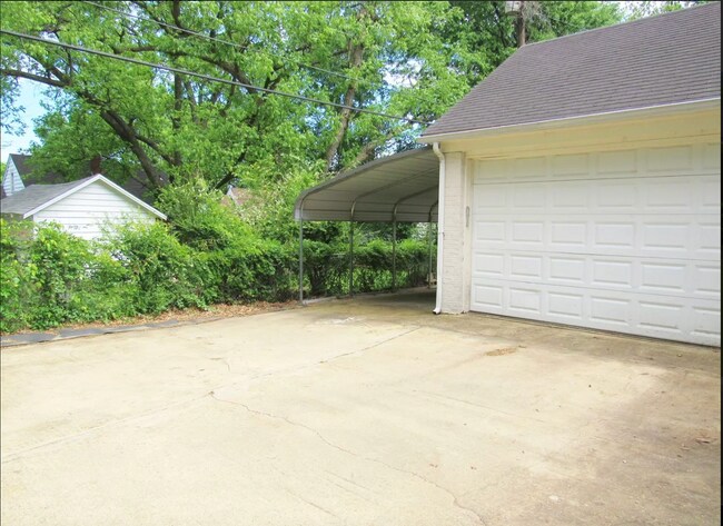 GARAGE EXTERIOR FROM DRIVEWAY - 1062 Sheridan St