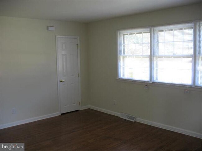 Building Photo - 521 W Maple Ave