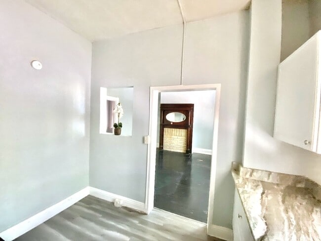Building Photo - High ceilings and beautiful street in Covi...