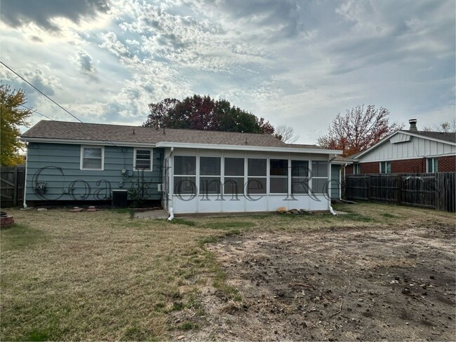 Building Photo - Green Village Addition S/E Wichita