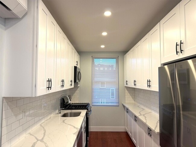 Building Photo - 39-47 50th Avenue Unit 2nd Fl.