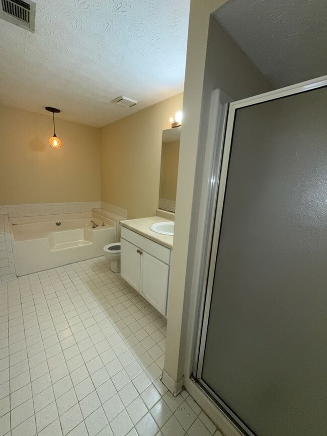 Building Photo - 7003 Robin's Nest Dr