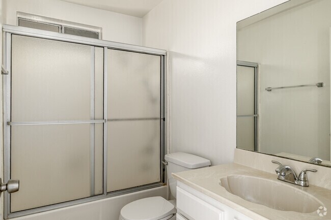 1 habitación, 1 baño - 850-900 pies cuadrados - Baño - City View Apartments