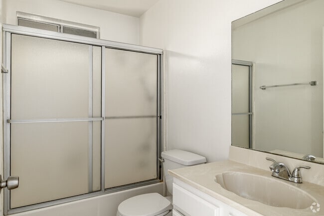 1 habitación, 1 baño - 850-900 pies cuadrados - Baño - City View Apartments
