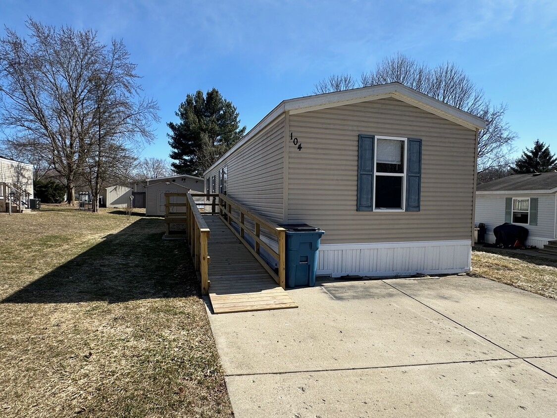 Primary Photo - 104 Bejac Cir Dr