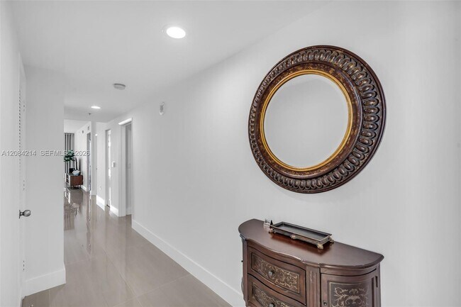 Foto del edificio - 18100 N Bay Rd