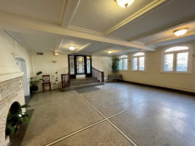 Building Photo - 1127 W Farwell Ave