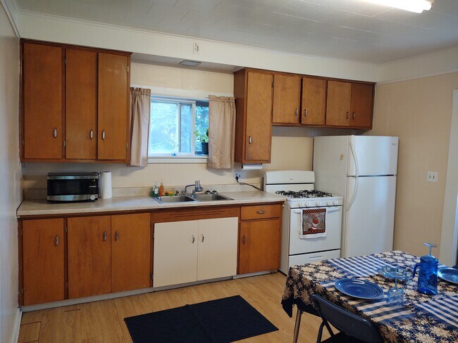 Kitchen - 821 Cotey St