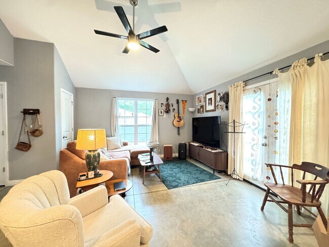 Foto del edificio - New 2 bedroom duplex, 2 car garage, quiet neighborhood, all appliances