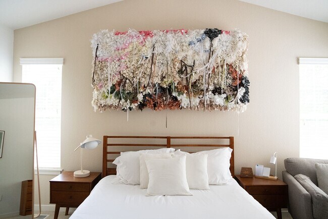 Foto del edificio - 2 BDR Gorgeous Updated Townhome with Huge Garden