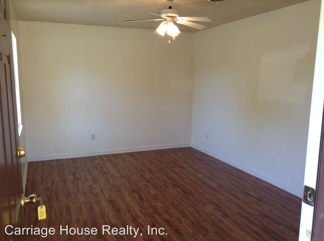 Building Photo - 101-103 St Andrews Ct