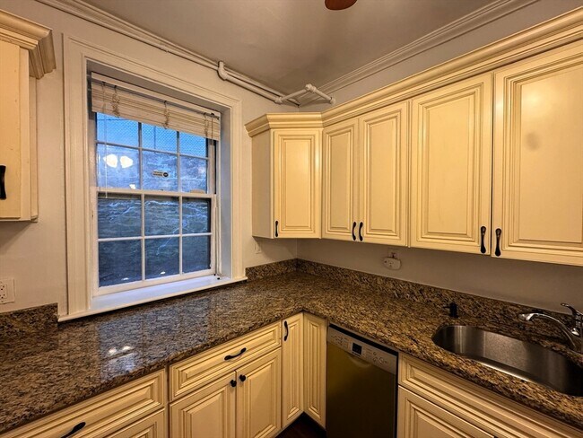 Building Photo - 1253 Beacon St
