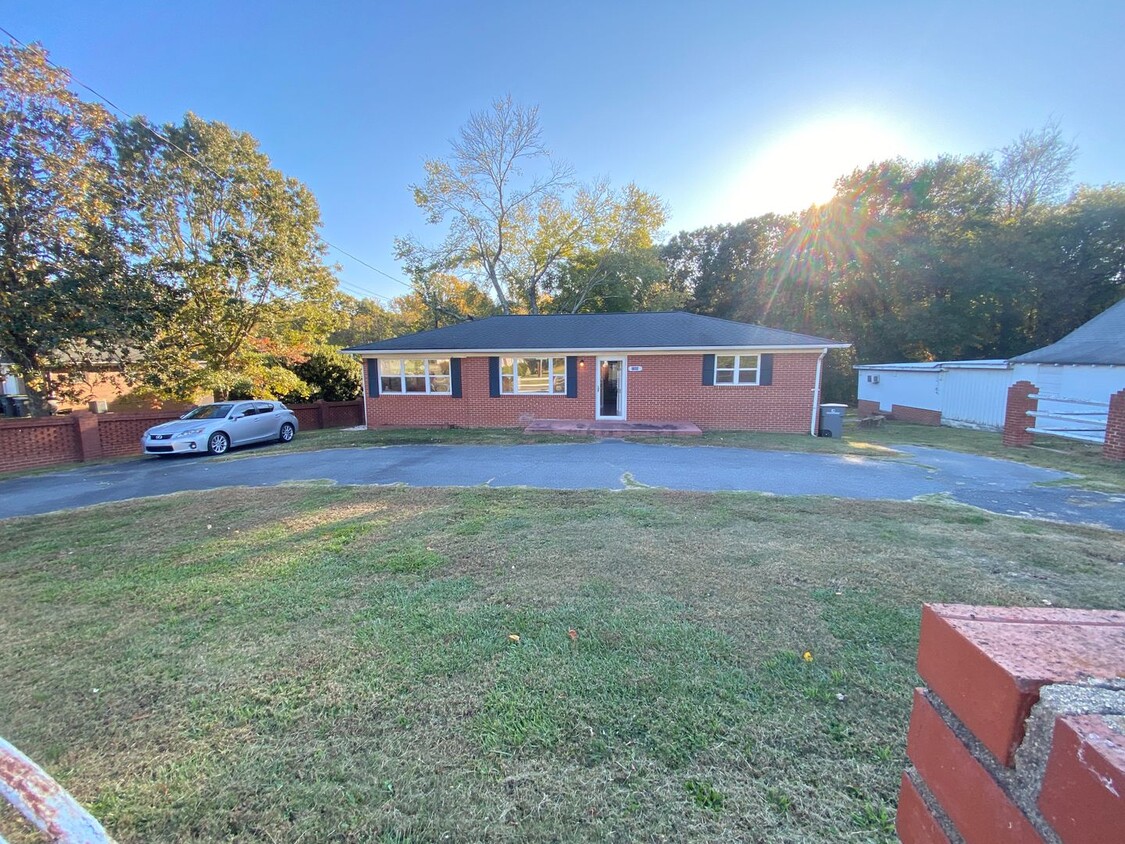 Primary Photo - Nice 3 Bed 2 Bath Home with large unfinish...