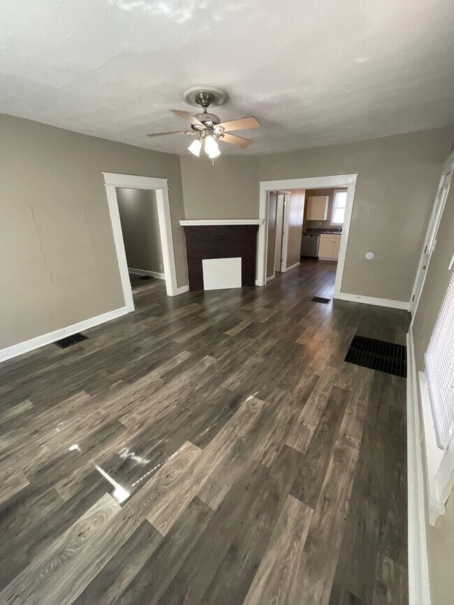 Building Photo - 422 E Cottage Grove Ave