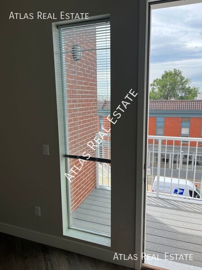 Building Photo - 2 Bed 1 Bath Apartment with Walkout Deck, ...