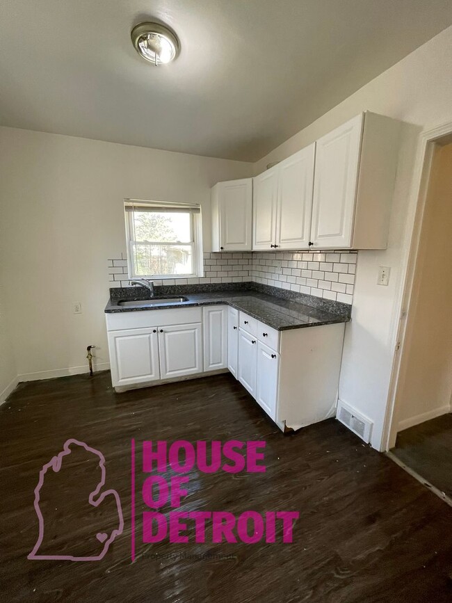 Foto del edificio - 3 BED 1 BATH | FREE PRE SCREEN | OVER 1200...
